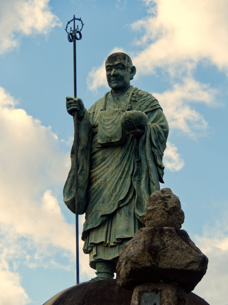 Une statue du célèbre moine Kukai aussi appelé Kobo Daishi