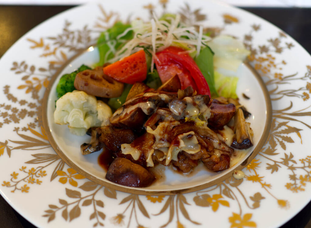 Plat végan d'un restaurant japonais mêlant cuisine française et cuisine bouddhiste traditionnelle