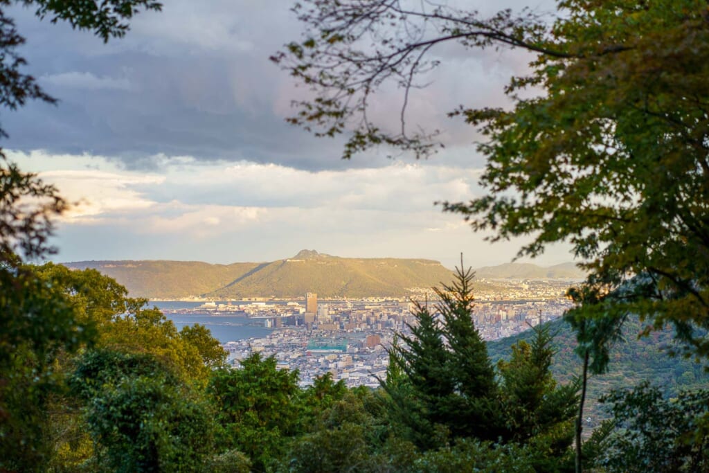 Vue sur une vallée de Shikoku depuis un temple bouddhiste