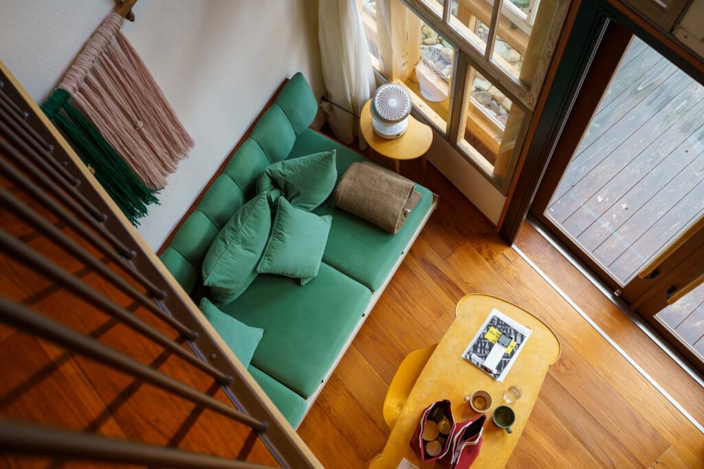 Salon d'une des chambres d'hôtel du centre de tri de Kamikatsu