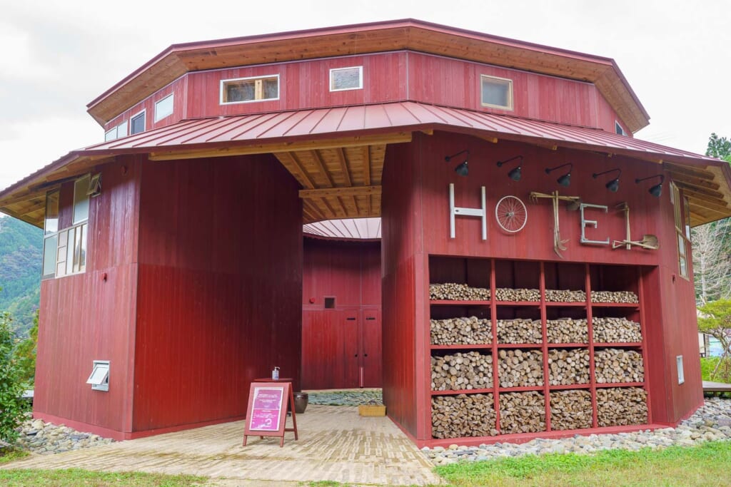 un hôtel dans un centre de tri écologique au Japon