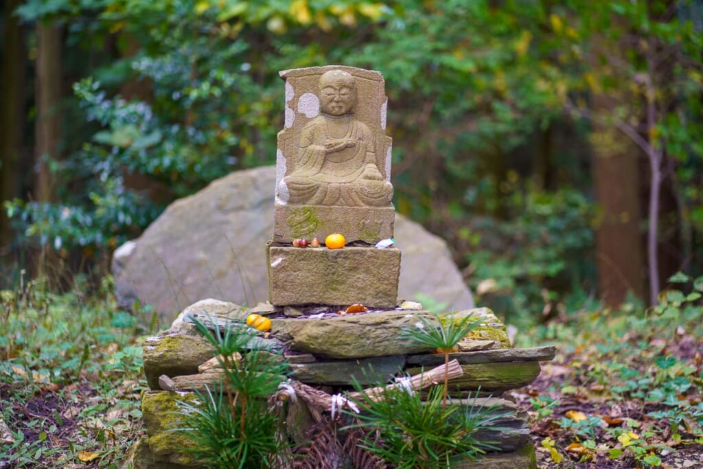 statue bouddhiste au bord d'un chemin vers Koyasan
