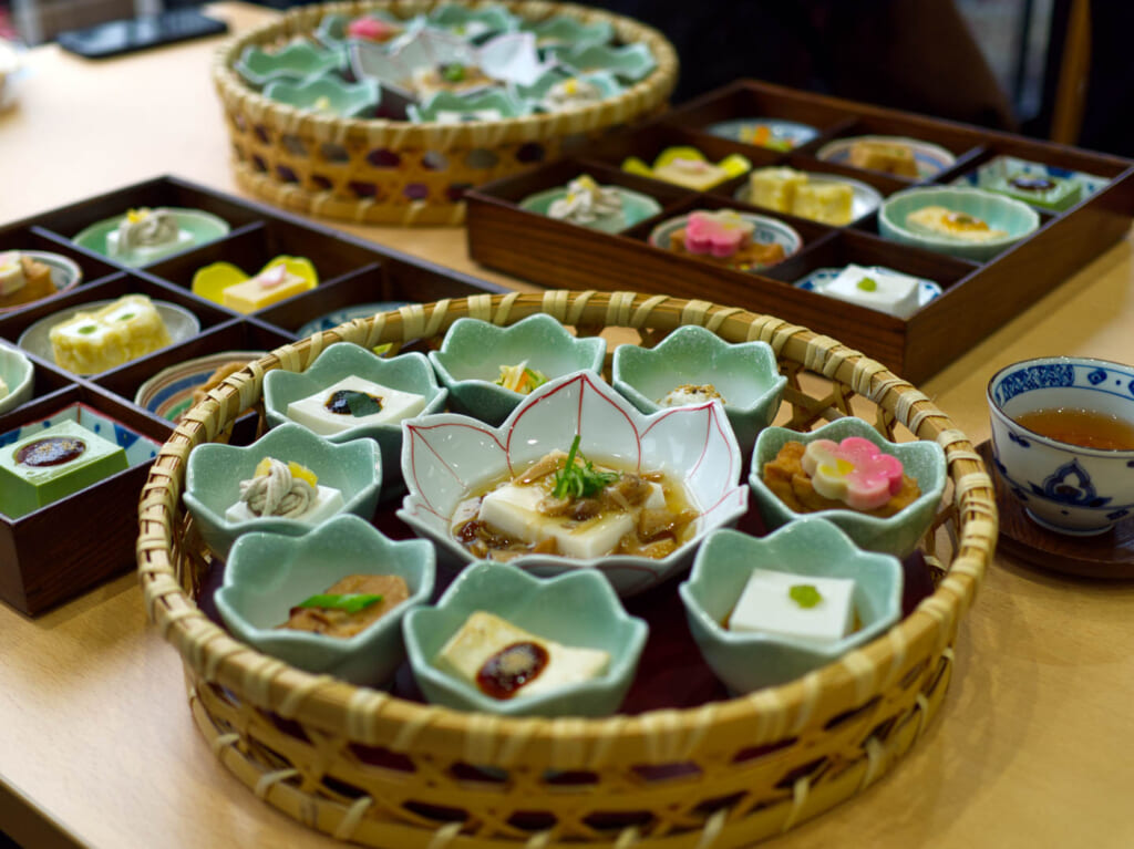 Assortiment de goma tofu dans un restaurant de Koyasan