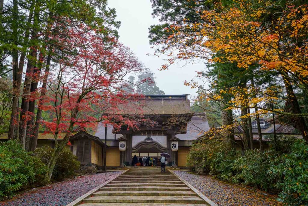 L'entrée d'un temple de Koyasan en automne
