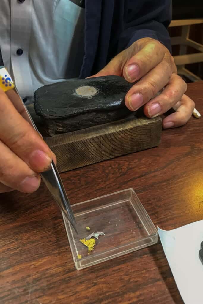 un artisan japonais en plein travail