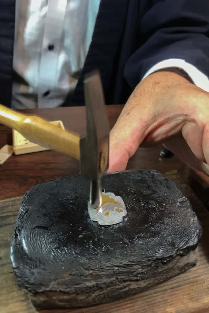 Incrustation d'un pendentif dans l'atelier d'un artisan à Kumamoto