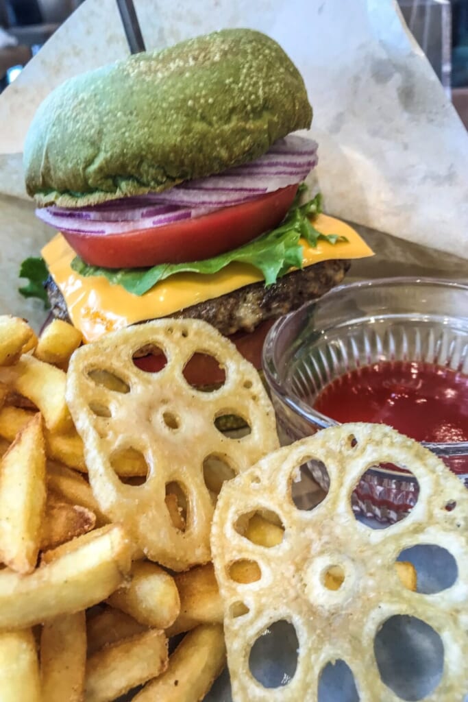 un hamburger vert dans un restaurant japonais