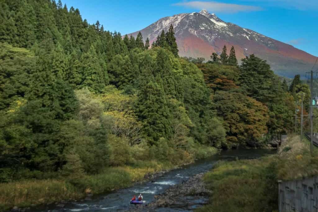 Rafting au Japon avec vue sur la montagne