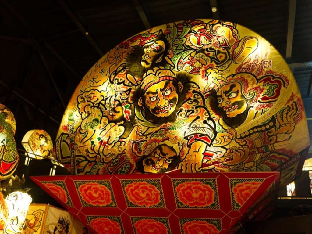 Le char d'un festival japonais exposé au Neputa Mura