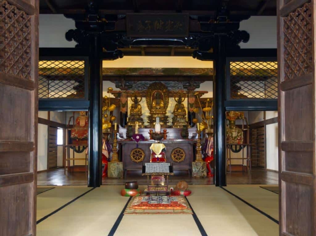 Le hall principal d'un temple japonais à Hirosaki
