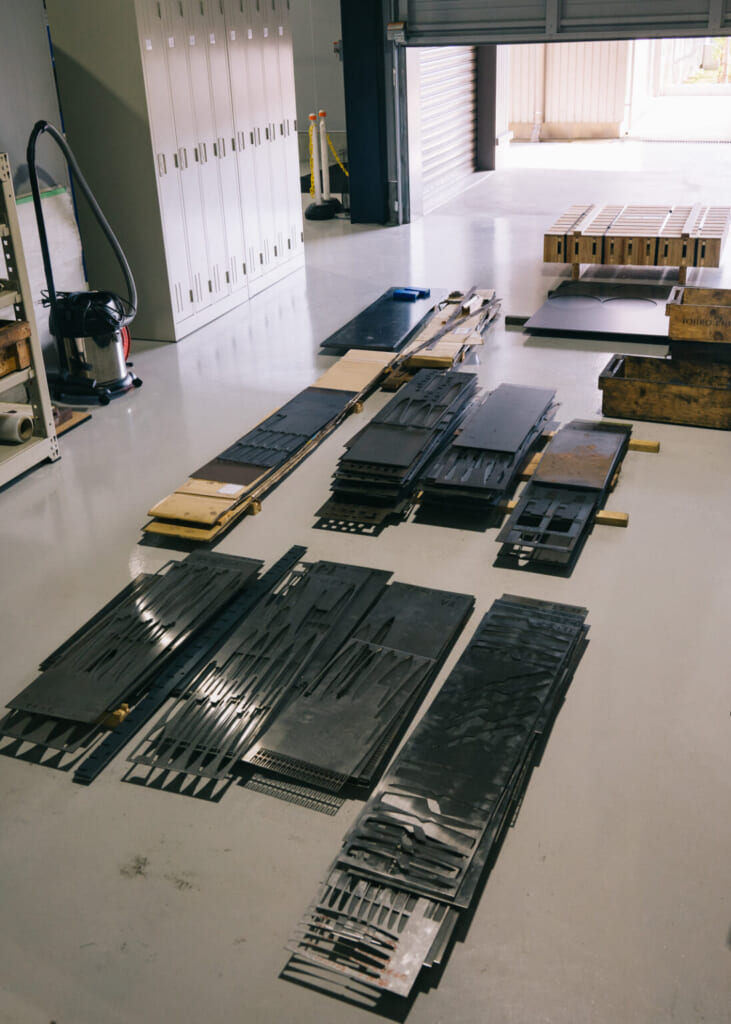 plaques d'acier dans un atelier de couteaux au Japon