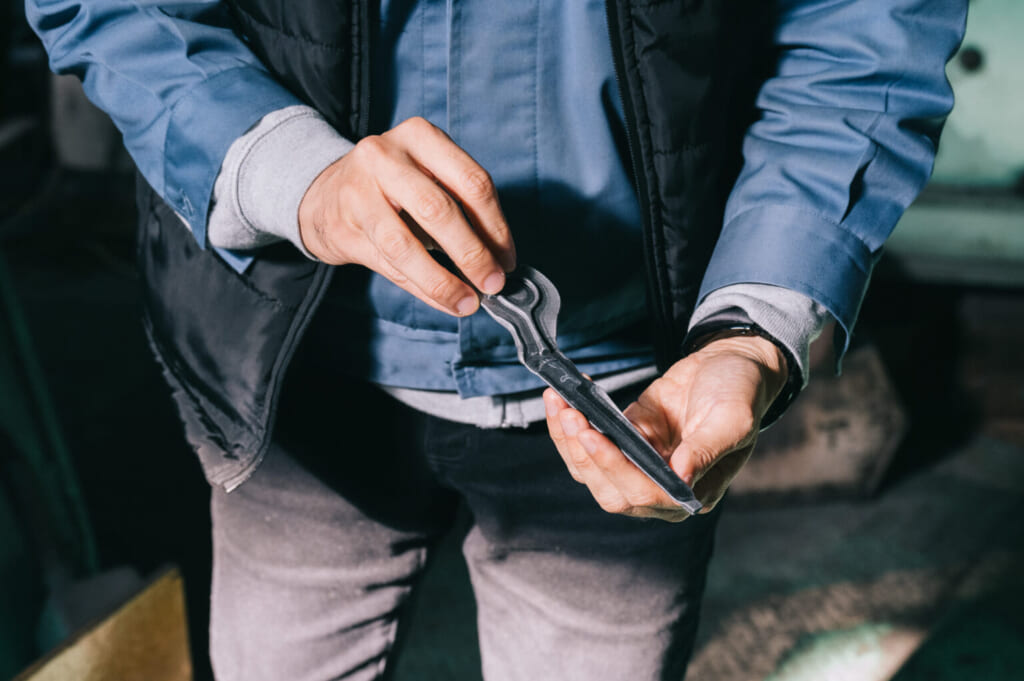 des ciseaux de coiffure en cours de fabrication