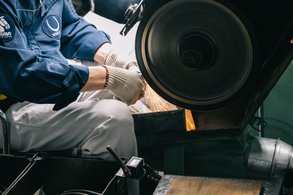 un artisan de la route de Takumi travaillant le métal