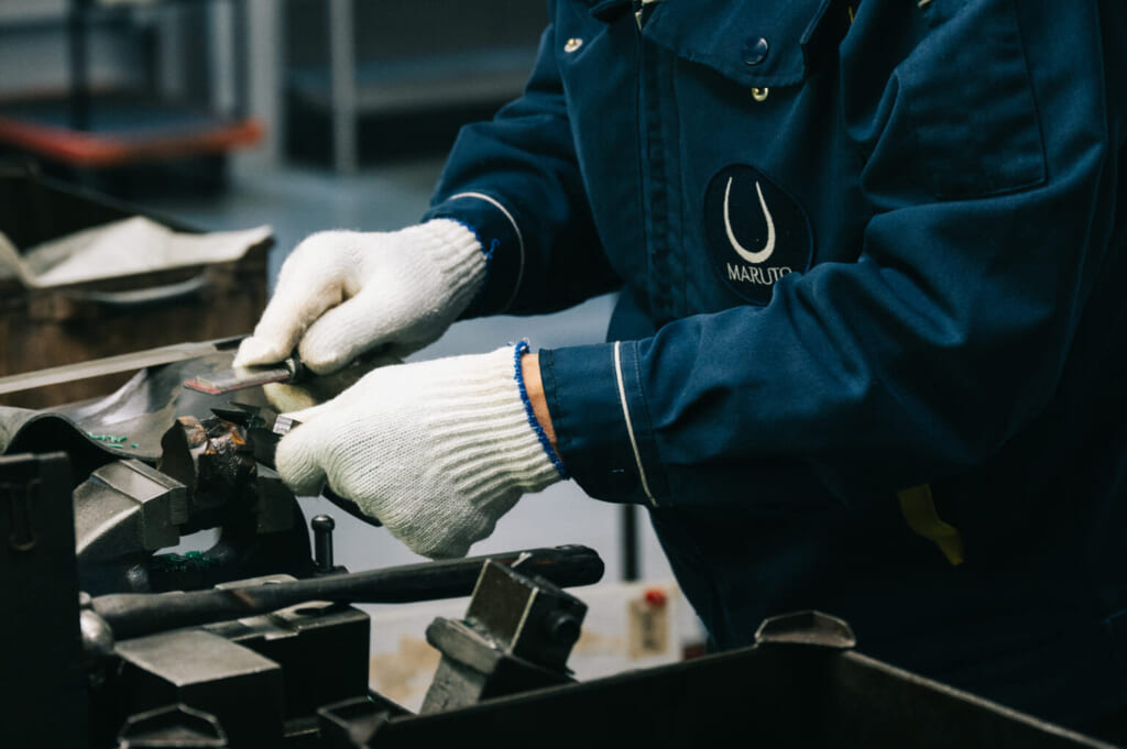 l'employé d'une forge japonaise en plein travail