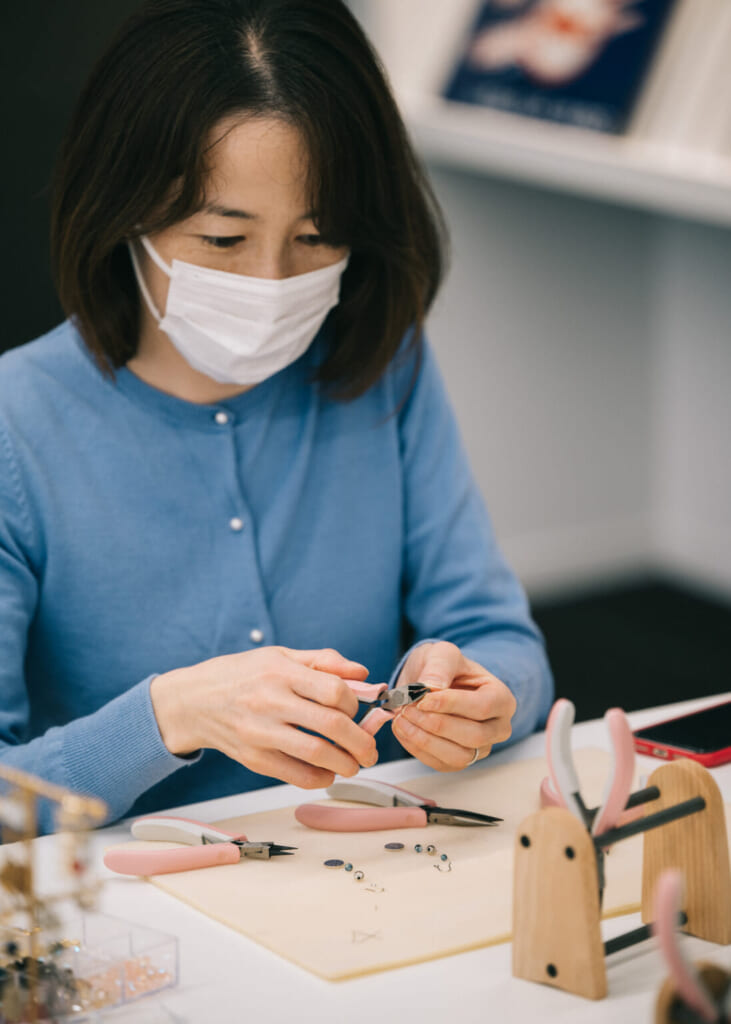 initiation à la fabrication de bijoux dans une usine japonaise