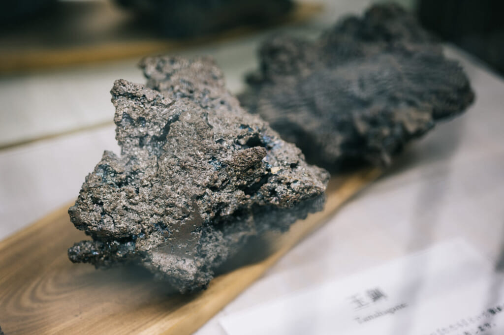 Minerai de fer utilisé pour fabriquer des couteaux japonais