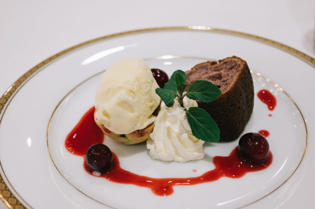 dessert dans un hôtel japonais le long de la route de takumi