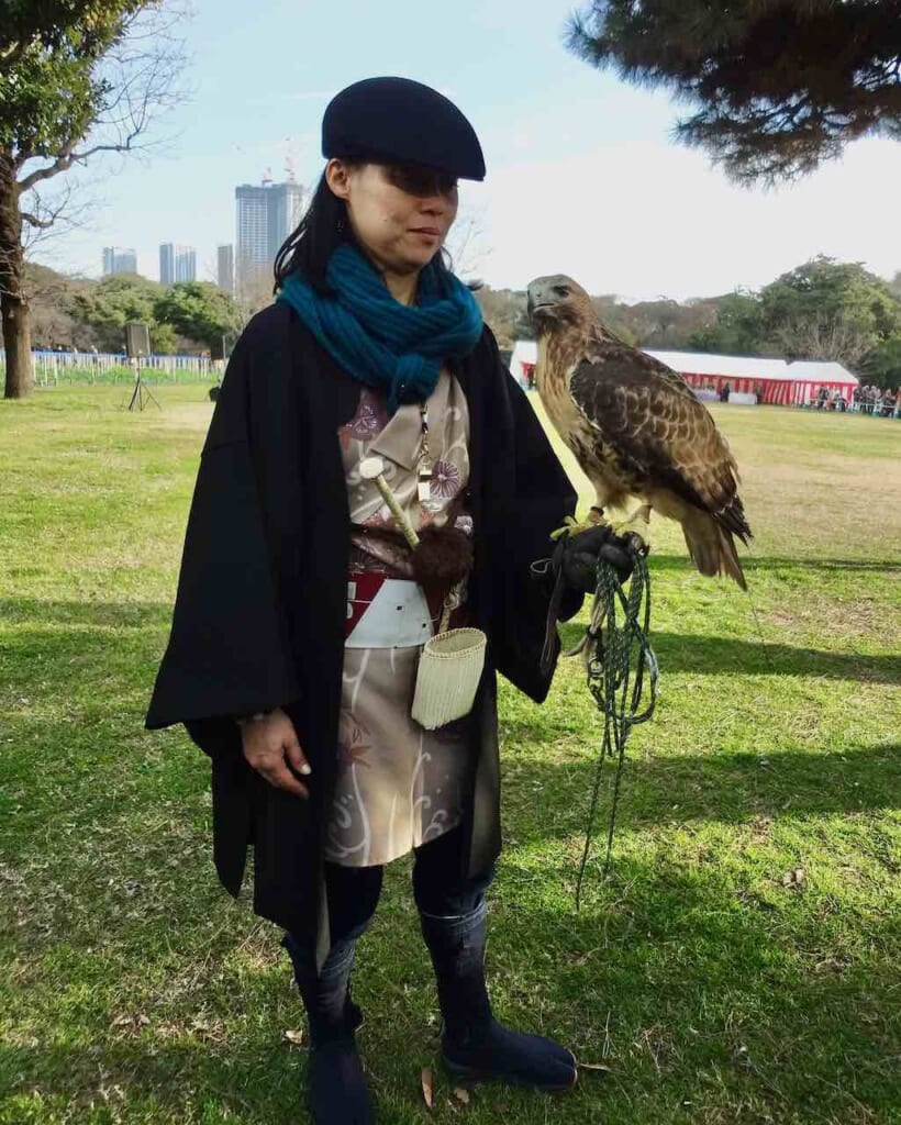 fauconnière avec faucon
