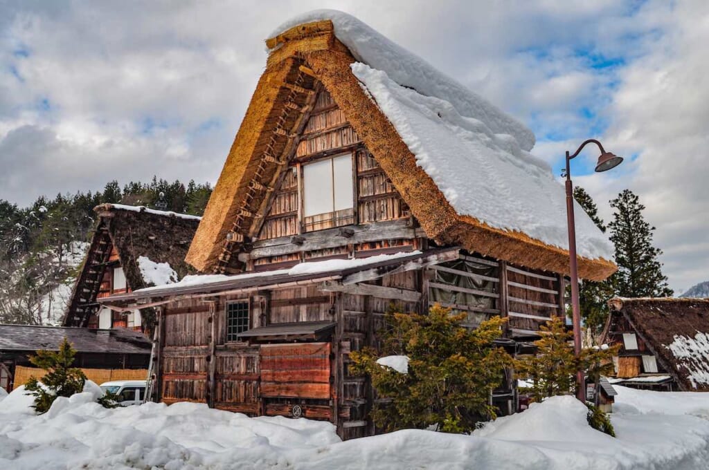 Toit de chaume sous la neige à Shirakawa-go
