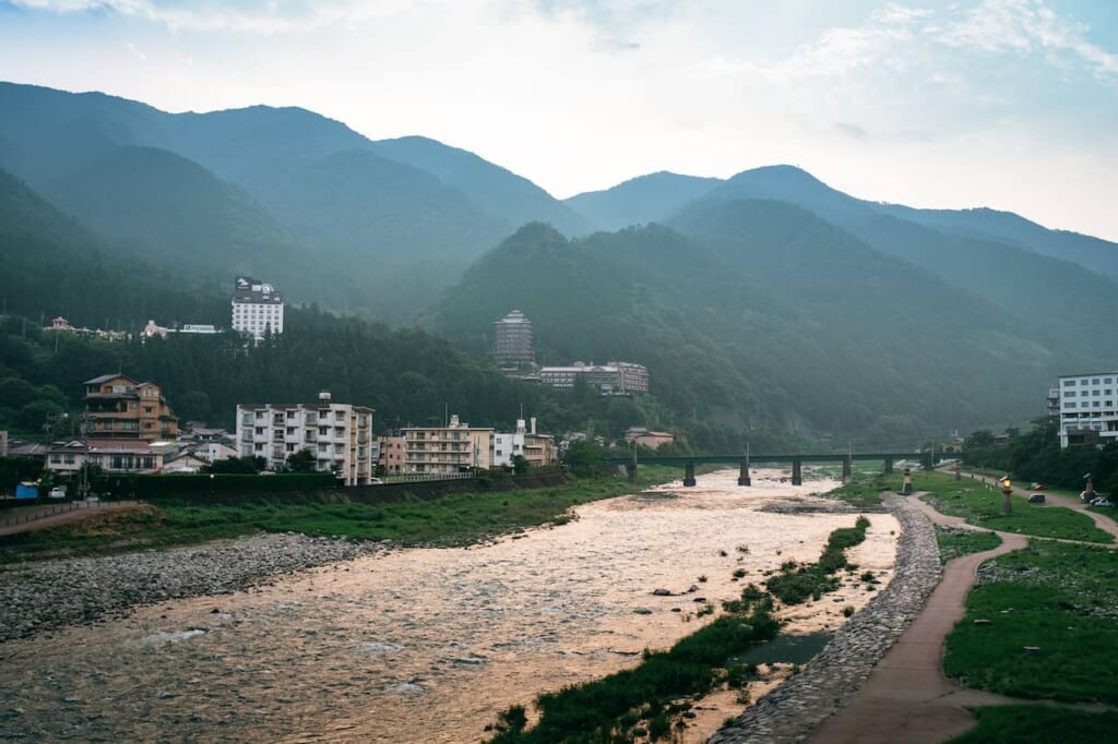village de montagne au bord d'une rivière 