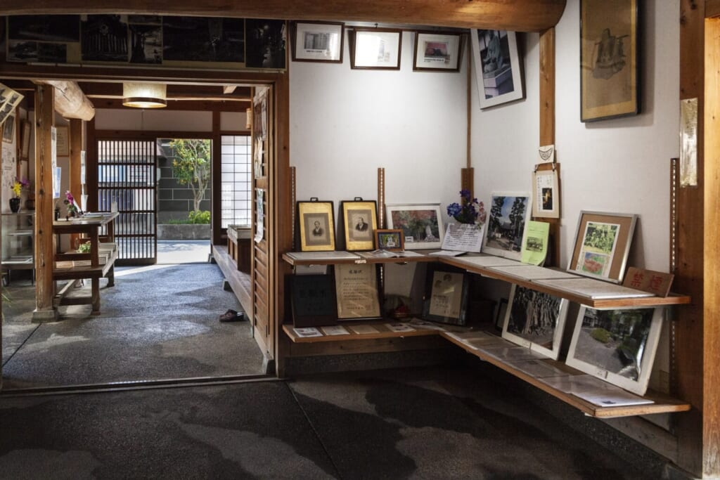 photos d'époque dans une maison traditionnelle japonaise
