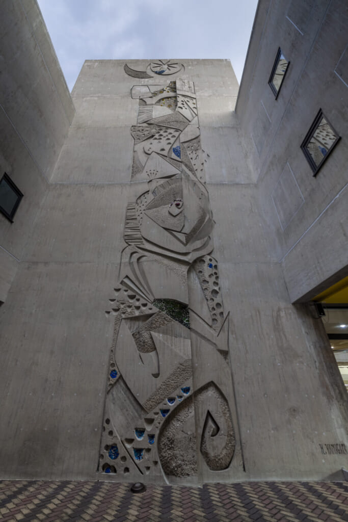 Fresque murale sur un bâtiment d'architecture brutaliste au Japon