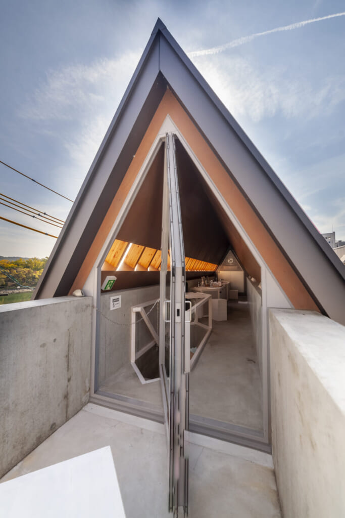 Le toît d'une maison d'architecte au Japon