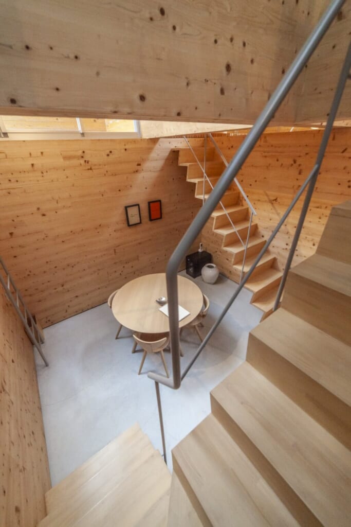 Des escaliers en bois dans une maison d'architectes à Okayama
