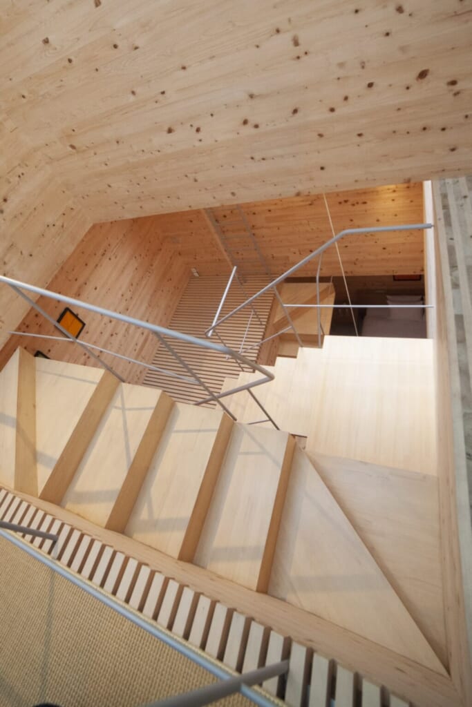 Dédale labyrythique d'escaliers dans une maison japonaise à Okayama