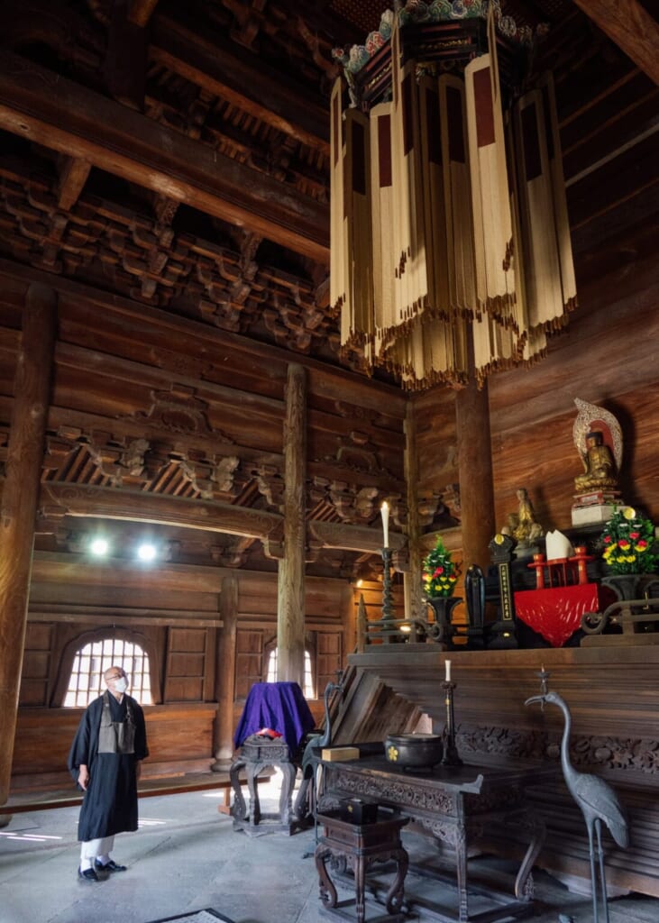 L'intérieur d'un temple japonais en bois