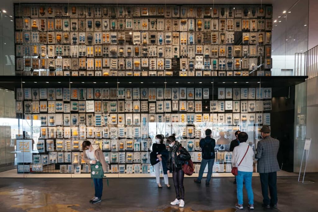 Le hall d'exposition d'une manufacture d'objets en métaux au Japon