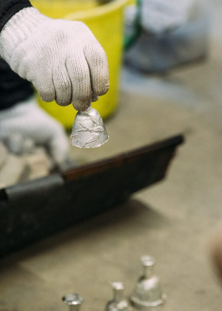 Une petite clochette en étain moulée à la main