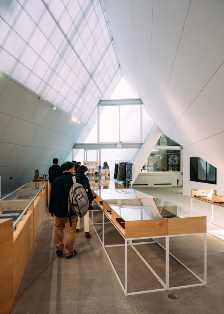 Salle d'exopsition d'une coutellerie japonaise