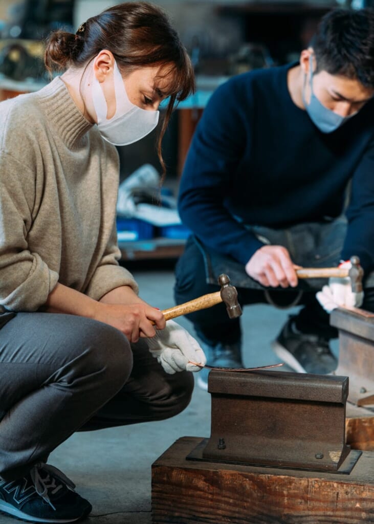 Les visiteurs d'une coutellerie japonaises forgent un ouvre lettres
