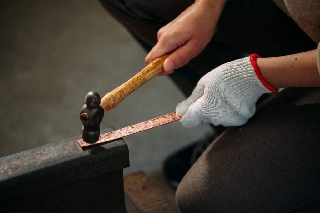 Un arisan forge un ouvre-lettres