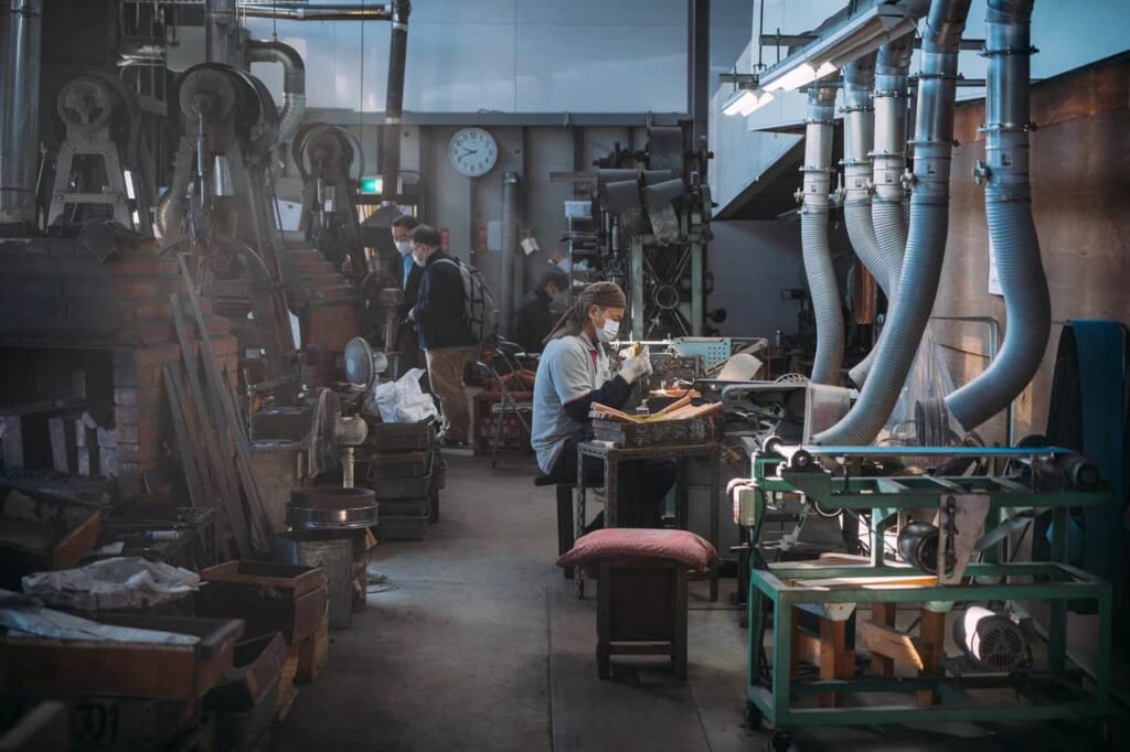 Des artisans au travail dans une coutellerie japonaise