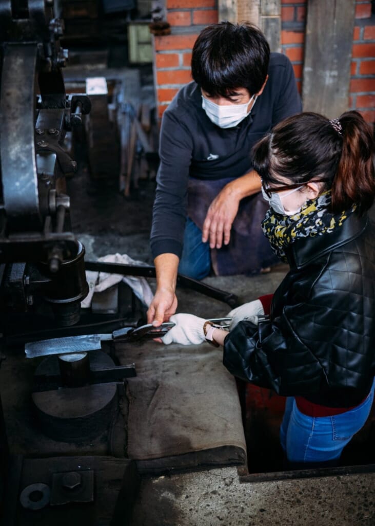 Apprentissage du métier de forgeron dans une coutellerie japonaise