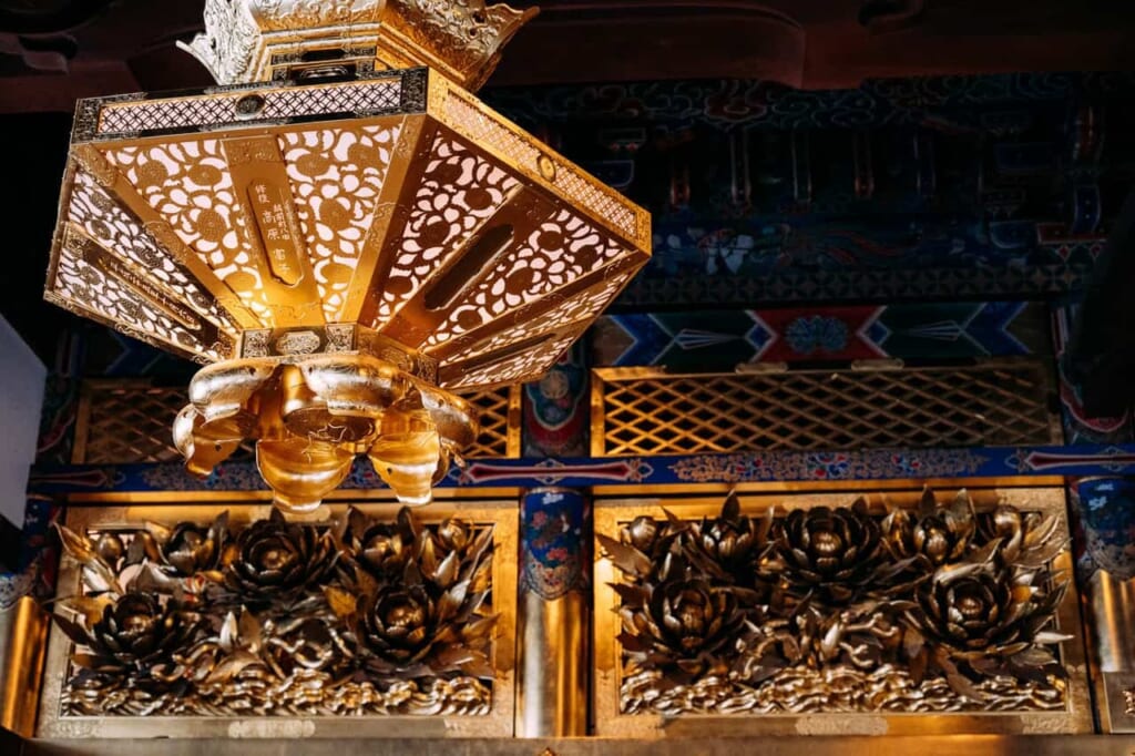 Mobilier orné de feuilles d'or dans un temple japonais à Echizen