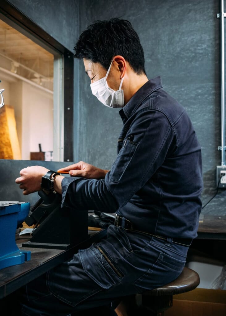 un artisan japonais en train de fabriquer un coffre tansu