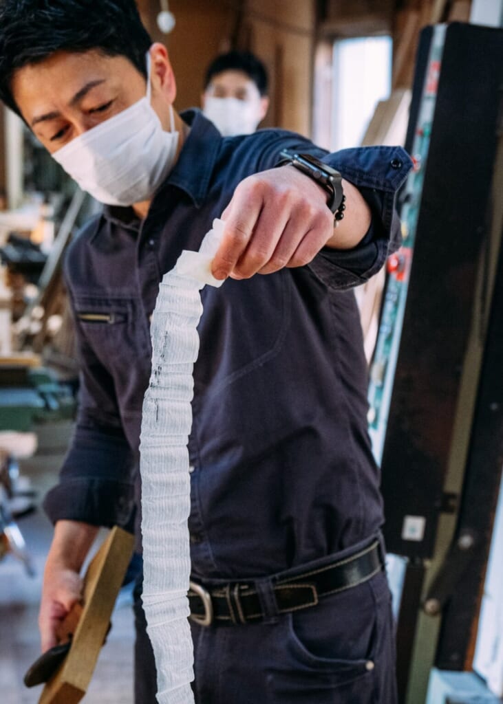 lamelle de bois translucide obtenue lors du rabotage