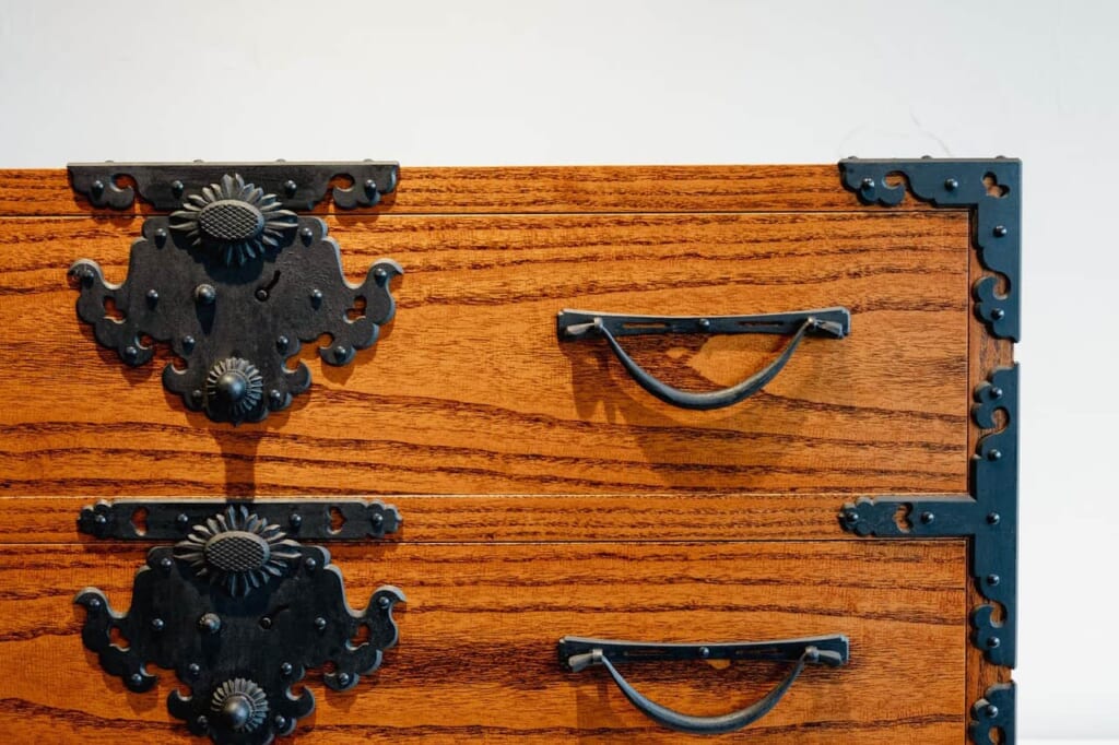 un coffre echizen-tansu