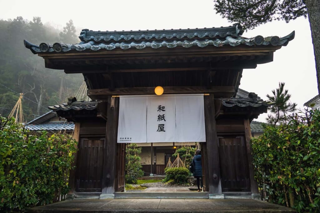 Impressionnante porte d'entrée d'un atelier de fabrication de papier washi au Japon