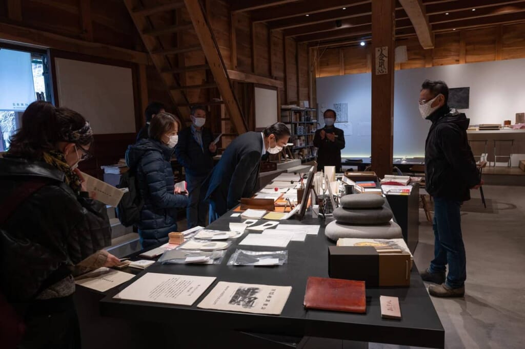 La boutique d'un atelier de fabrication de papier washi artisanal
