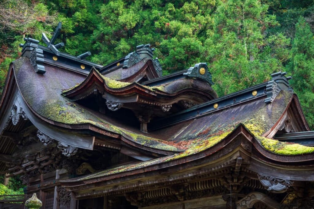Enchevâtrement de toit très particulier dans le sanctuaire Okamoto Otaki