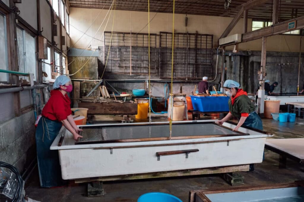 Des artisanes à l'oeuvre dans un atelier de papier washi