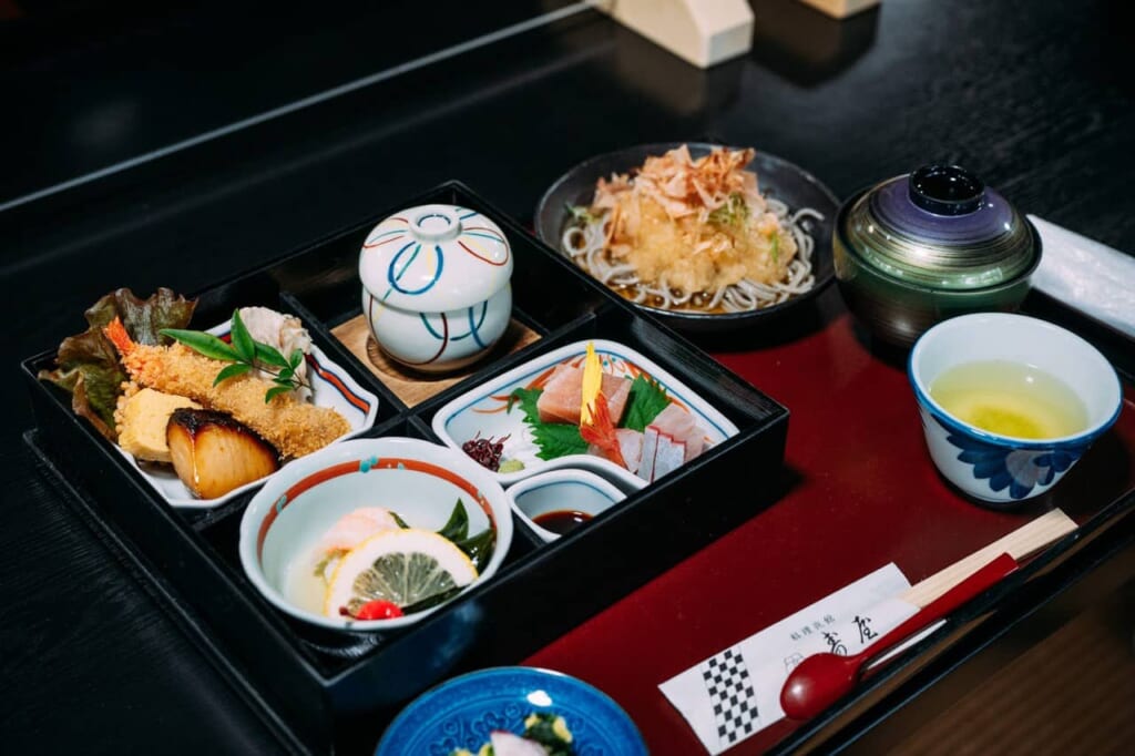 Menu japonais à base de spécialités d'Echizen