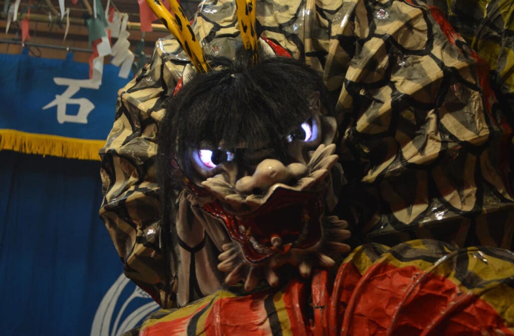 Costume de démon dans une représentation d'Iwami Kagura