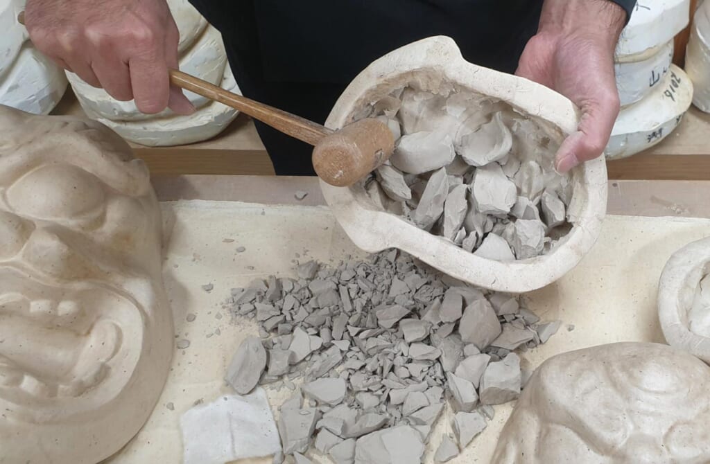 Fabrication d'un masque traditionnel de kagura, une danse japonaise