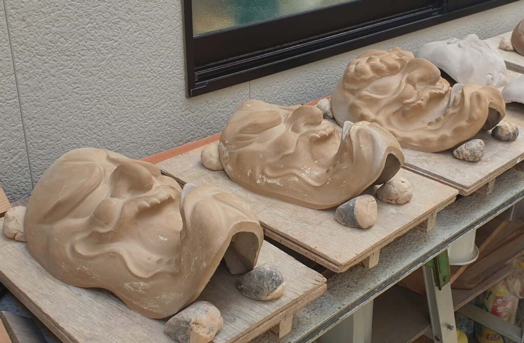 Moules en argile pour la conception de masques traditionnels japonais