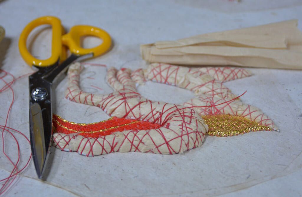 travail de broderie sur un costume de kagura
